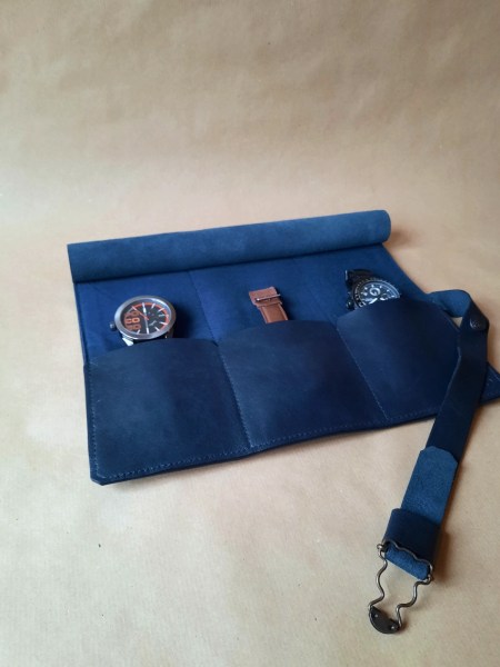 Marmotte en cuir bleu pour 3 montres – Emmanuelle Olivier Maroquinerie