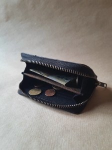 Porte-monnaie en cuir de basane marron vintage ouvert – compartiments pièces et billets