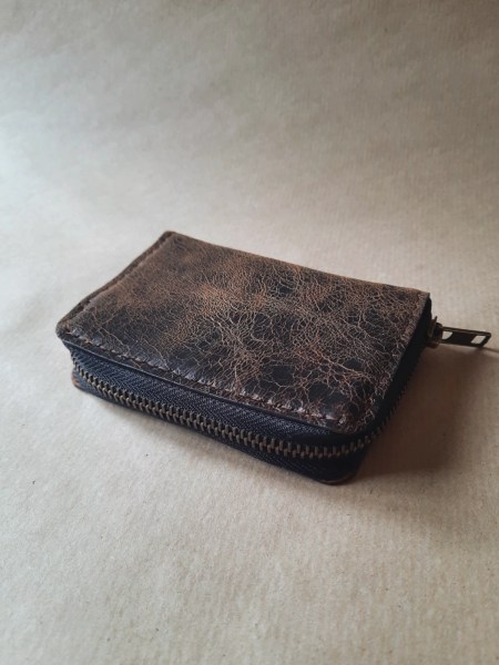 Porte-monnaie en cuir de basane marron vintage – fermeture zip – fabrication artisanale