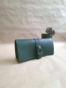 Marmotte en cuir vert pour 2 montres – Emmanuelle Olivier Maroquinerie