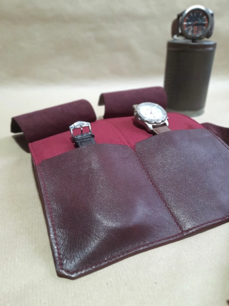 Marmotte en cuir rouge pour 2 montres – Emmanuelle Olivier Maroquinerie