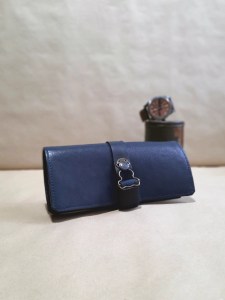Marmotte en cuir bleu pour 2 montres – Emmanuelle Olivier Maroquinerie