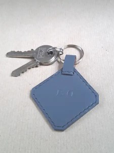Porte-clés en cuir gris - Marquage de 2 initiales - Emmanuelle Olivier Maroquinerie
