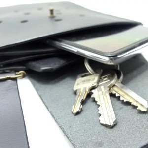 Pochette pour téléphone portable en cuir noir - Emmanuelle Olivier Maroquinerie