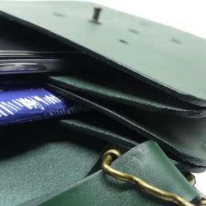 Pochette pour téléphone portable en cuir vert - Emmanuelle Olivier Maroquinerie
