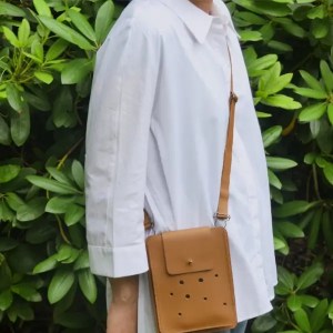 Pochette bandoulière en cuir - sangle amovible et réglable - Emmanuelle Olivier Maroquinerie