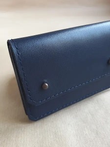 Porte-cartes et monnaie en cuir lisse bleu – Emmanuelle Olivier Maroquinerie