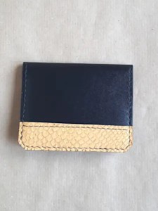Porte-cartes en cuir noir et jaune - Cuir lisse et cuir de poisson - Emmanuelle Olivier Maroquinerie