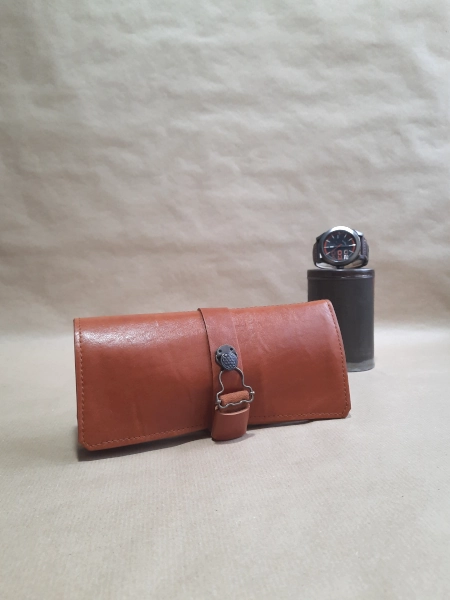 Marmotte en cuir marron cognac pour 2 montres – Emmanuelle Olivier Maroquinerie