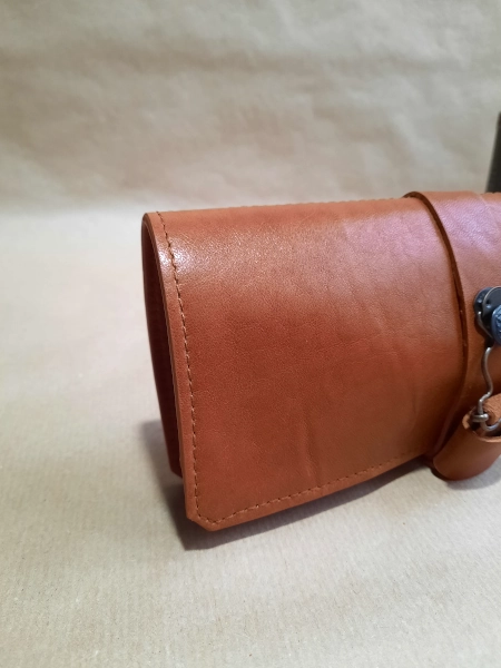 Marmotte en cuir marron cognac pour 2 montres – Emmanuelle Olivier Maroquinerie