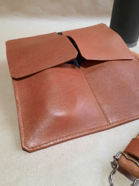 Marmotte en cuir marron cognac pour 2 montres – Emmanuelle Olivier Maroquinerie