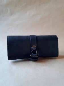 Marmotte en cuir noir pour 3 montres – Emmanuelle Olivier Maroquinerie