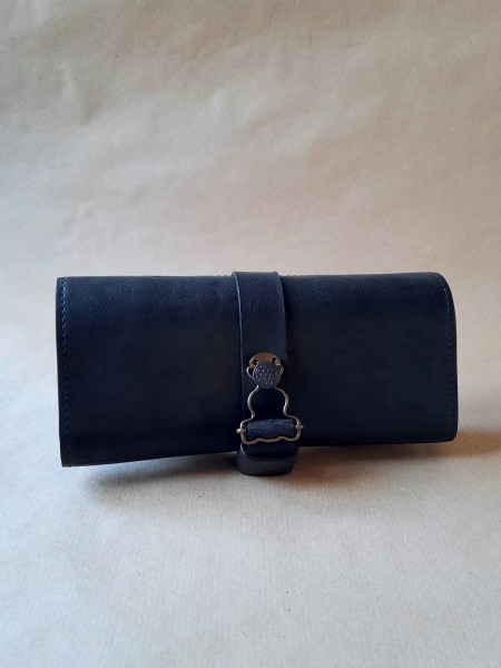 Marmotte en cuir noir pour 3 montres – Emmanuelle Olivier Maroquinerie