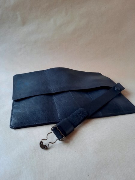 Marmotte en cuir noir pour 3 montres – Emmanuelle Olivier Maroquinerie