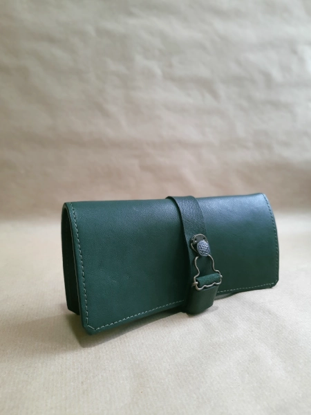 Marmotte en cuir vert pour 2 montres – Emmanuelle Olivier Maroquinerie