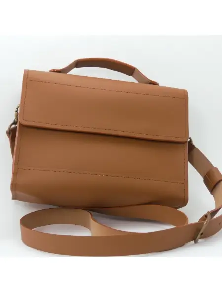 Sac femme cuir marron clair – Modèle Le 6 pièces – Emmanuelle Olivier Maroquinerie