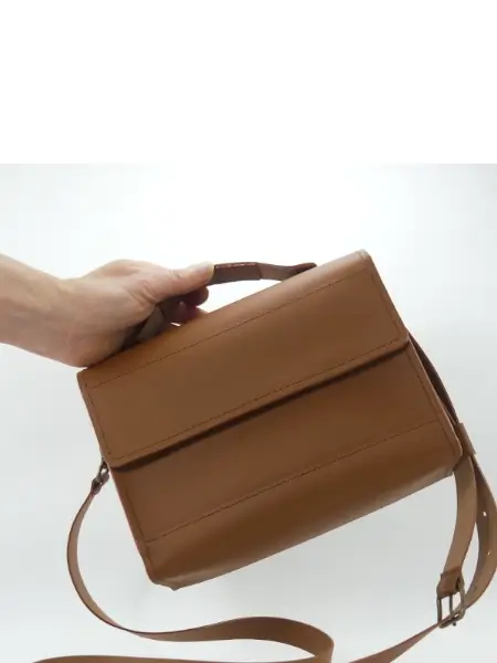 Sac femme cuir marron clair – Modèle Le 6 pièces – Emmanuelle Olivier Maroquinerie