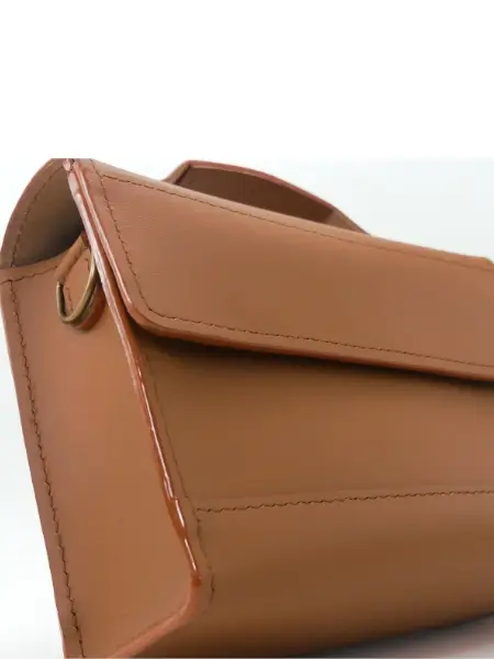 Sac femme cuir marron clair – Modèle Le 6 pièces – Emmanuelle Olivier Maroquinerie