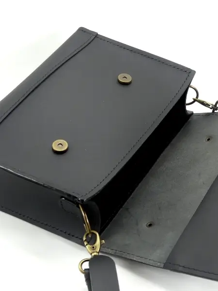Sac femme cuir noir – Modèle Le 6 pièces – Emmanuelle Olivier Maroquinerie