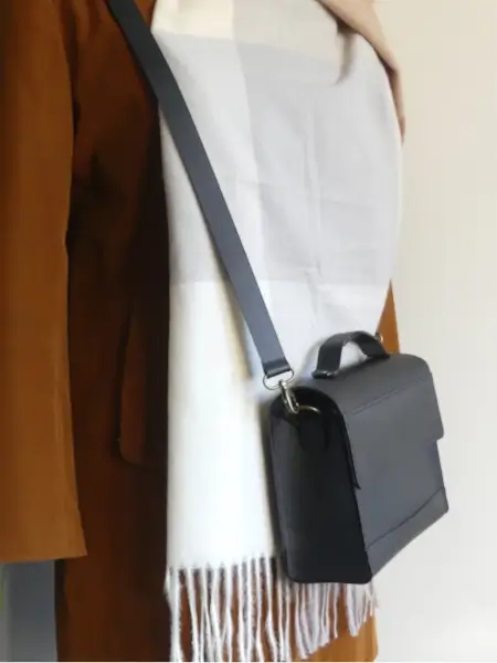 Sac femme cuir noir – Modèle Le 6 pièces – Emmanuelle Olivier Maroquinerie