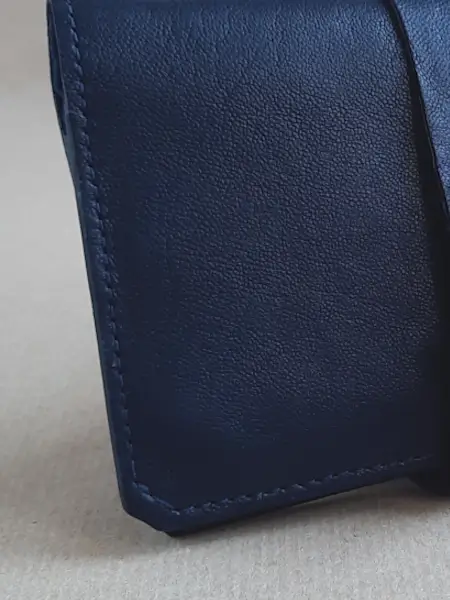Blague à tabac en cuir bleu – Emmanuelle Olivier Maroquinerie