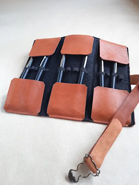 Etui en cuir basane marron cognac pour 12 stylos - Emmanuelle Olivier Maroquinerie