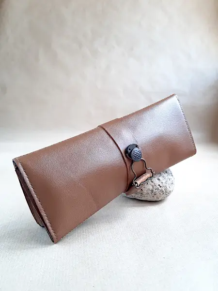 Etui en cuir marron clair pour 12 stylos - Emmanuelle Olivier Maroquinerie