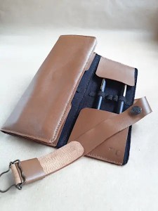 Etui en cuir marron clair pour 12 stylos - Emmanuelle Olivier Maroquinerie