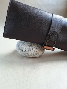Etui en cuir marron foncé pour 12 stylos - Emmanuelle Olivier Maroquinerie