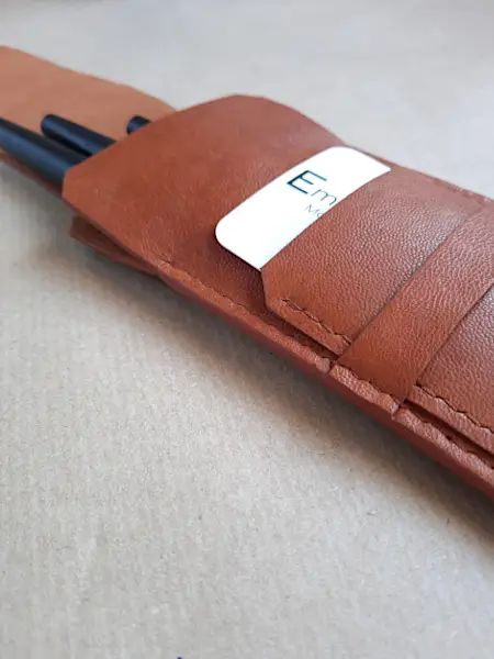 Etui en cuir basane marron cognac pour 4 stylos - Emmanuelle Olivier Maroquinerie