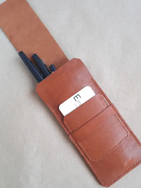Etui en cuir basane marron cognac pour 4 stylos - Emmanuelle Olivier Maroquinerie
