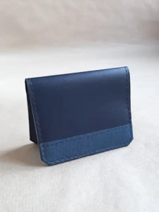 Porte-cartes en cuir bleu - Cuir lisse et cuir de poisson - Emmanuelle Olivier Maroquinerie