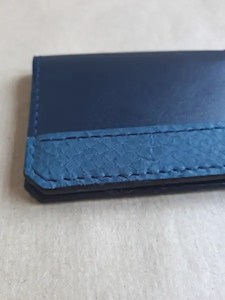Porte-cartes en cuir bleu - Cuir lisse et cuir de poisson - Emmanuelle Olivier Maroquinerie