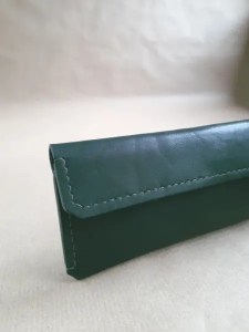Trousse en cuir vert- Emmanuelle Olivier Maroquinerie