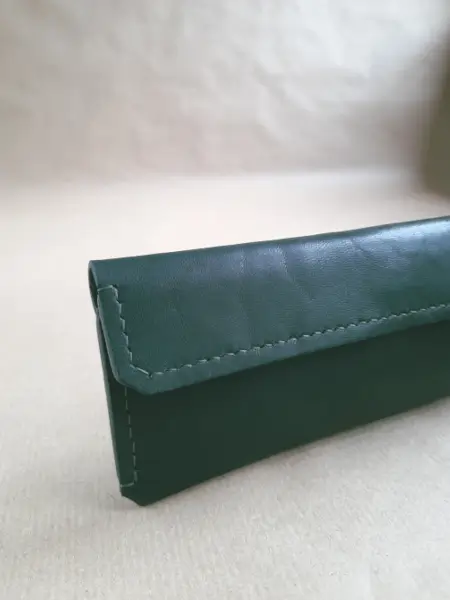 Trousse en cuir vert- Emmanuelle Olivier Maroquinerie