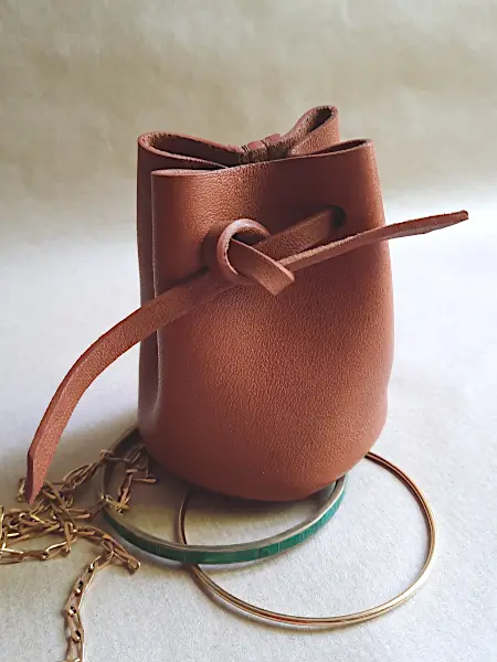 Détail couture main sur cuir basane marron cognac – finition artisanale – bourse EO Maroquinerie