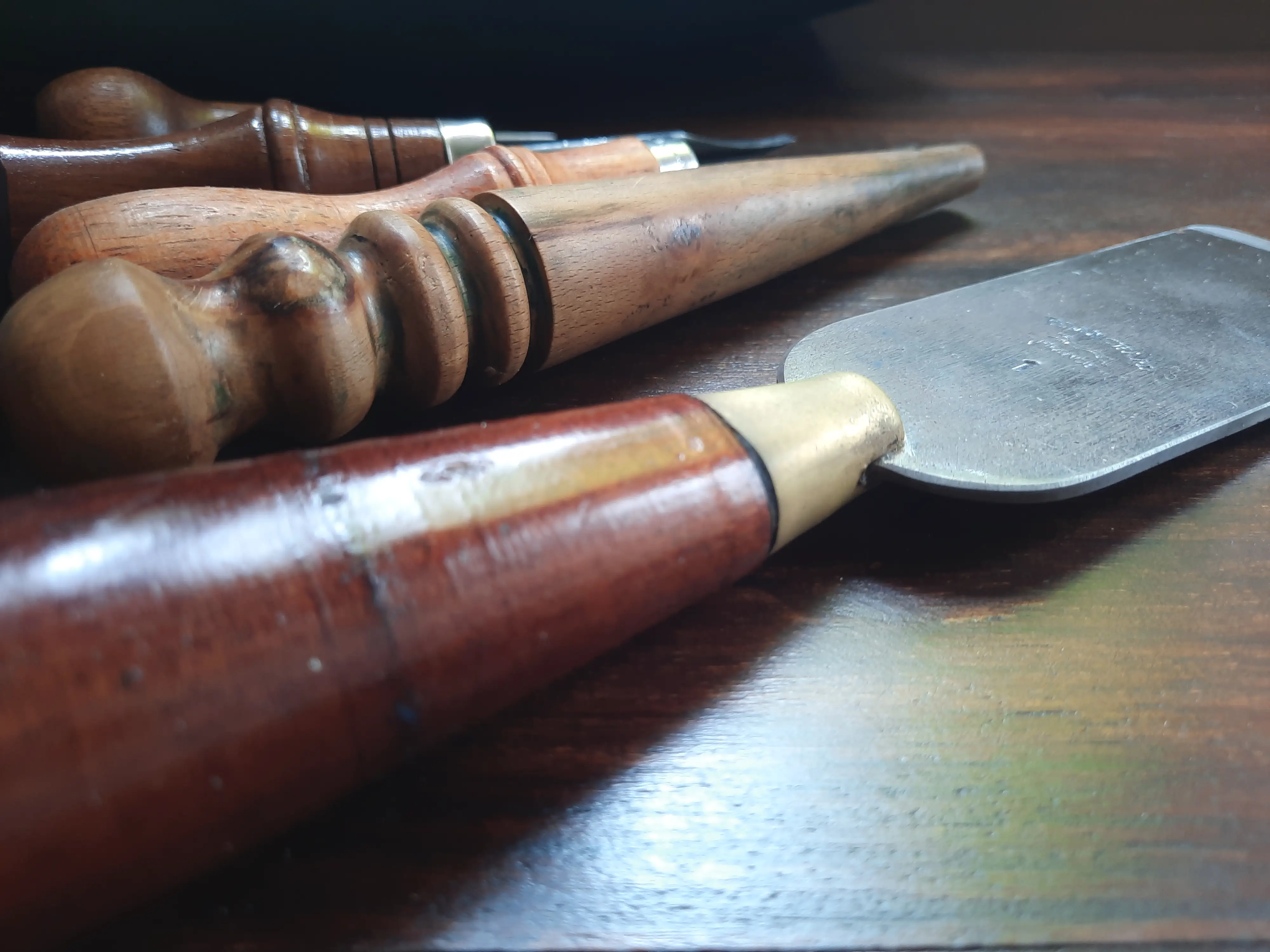Maroquinerie Artisanale Française – Outils de l’artisan – Emmanuelle Olivier Maroquinerie