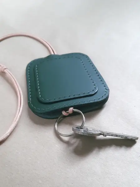 Porte-clés cloche en cuir de taurillon vert - Collection Le Galet - Emmanuelle Olivier Maroquinerie