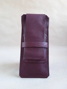 Etui en cuir basane rouge bordeaux pour 4 stylos - Sobre et pratique - Emmanuelle Olivier Maroquinerie
