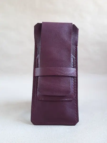Etui en cuir basane rouge bordeaux pour 4 stylos - Sobre et pratique - Emmanuelle Olivier Maroquinerie