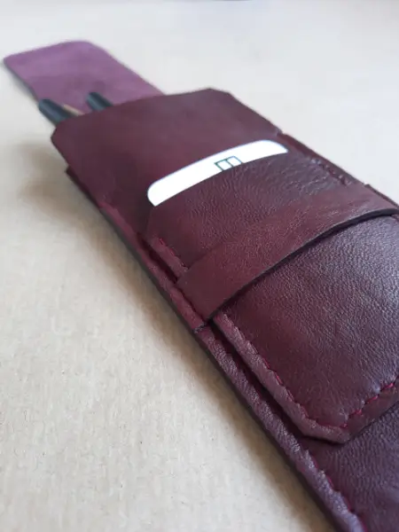 Etui en cuir basane rouge bordeaux pour 4 stylos - Comporte une poche pour carte CB- Emmanuelle Olivier Maroquinerie