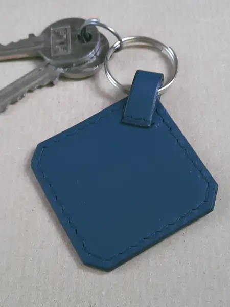 Porte-clés en cuir bleu - Marquage de 2 initiales - Emmanuelle Olivier Maroquinerie