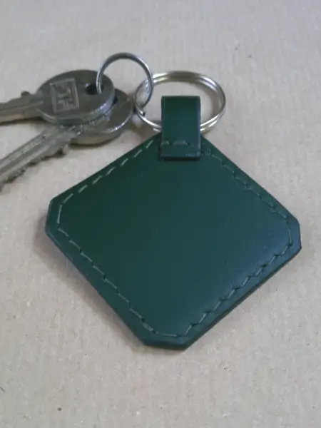 Porte-clés en cuir vert - Marquage de 2 initiales - Emmanuelle Olivier Maroquinerie