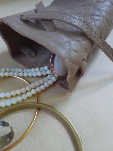 Bourse en cuir bullé beige - Cousue à la main - Emmanuelle Olivier Maroquinerie