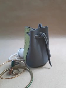 Bourse en cuir grainé gris et vert - Rangement pour bijoux- Emmanuelle Olivier Maroquinerie