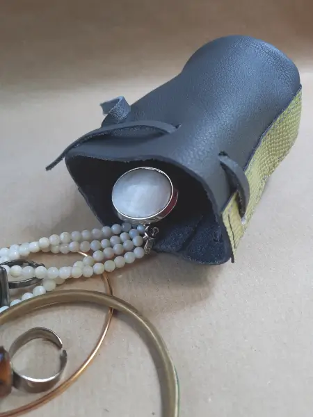 Bourse en cuir grainé gris et vert - Pièce unique- Emmanuelle Olivier Maroquinerie