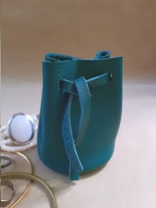 Bourse en cuir vert grainé - Rangement pour bijoux- Emmanuelle Olivier Maroquinerie