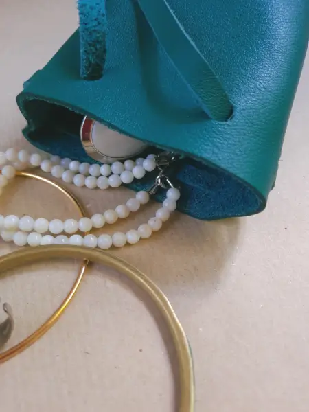 Bourse en cuir vert grainé - Pièce unique- Emmanuelle Olivier Maroquinerie