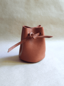 Bourse en cuir basane marron cognac cousue main – artisanat français – vue de face