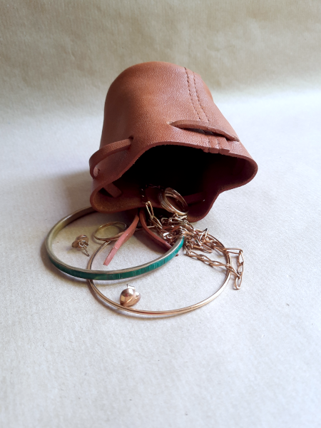Bourse en cuir basane marron cognac cousue main – rangement petits objets– Emmanuelle Olivier Maroquinerie